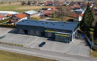 Drohnenaufnahme des Gewerbegebäudes der B20 Reifenszene mit Betriebsgebäude, Außenanlagen und Zufahrtsflächen.