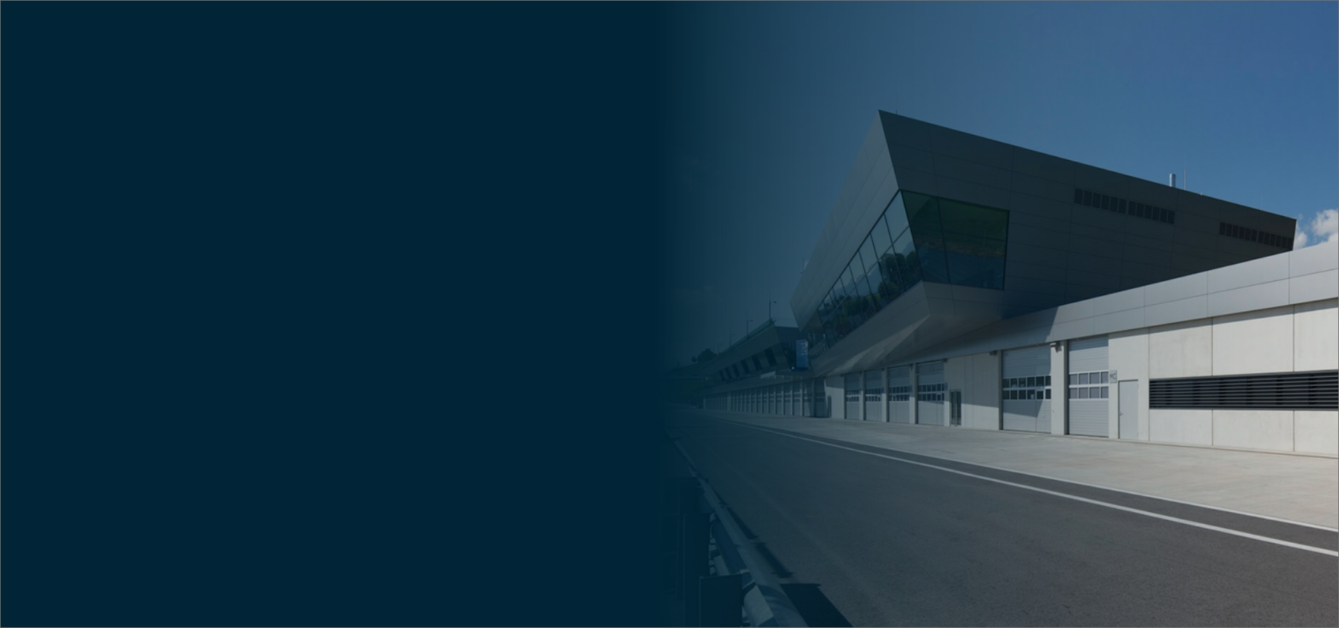Moderne Tribünen- und Boxenanlage mit markanter Architektur als Referenzprojekt im Ingenieur- und Tragwerksbau.