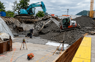 Realistische Baustelle mit Baggern und Vermessung